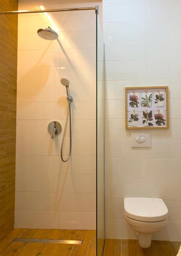Centrally Located Apartment Overlooking Vermanes Park Riga Eksteriør billede